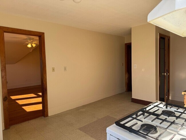 Building Photo - 461 Howard Ave