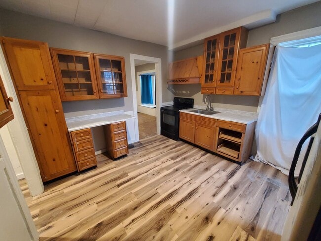 Building Photo - Large Single Family House Available Soon 3 Bed 1.5 Bath close to 490