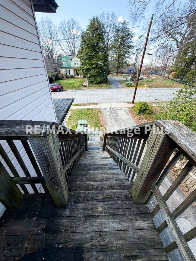 Building Photo - 106 Grove St