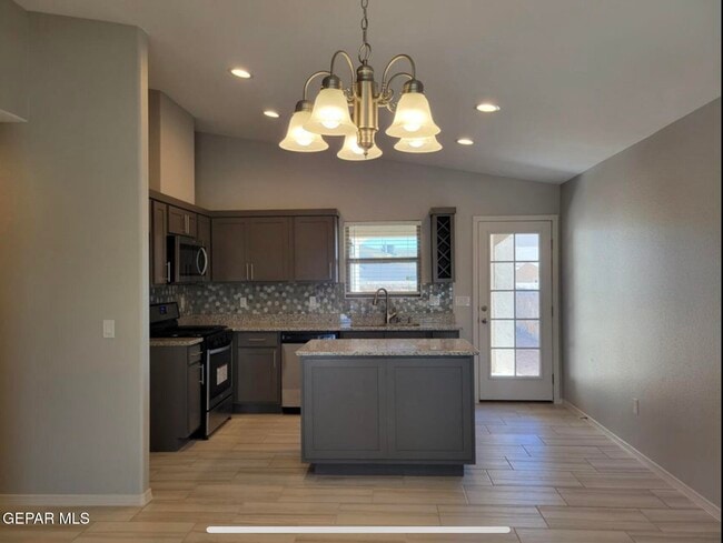 Building Photo - 15017 Dream Ct