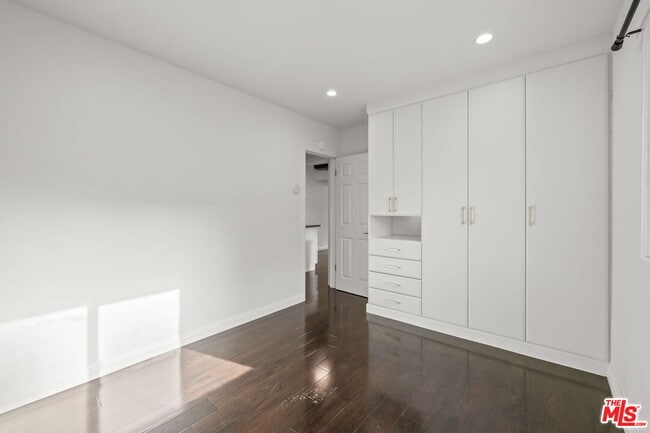 Building Photo - 841 Oxford Ave