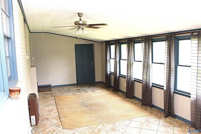 Building Photo - 1302 Philpot Ave NE
