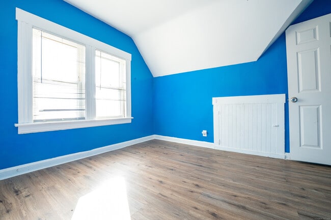 Building Photo - 540 Laurel Ave