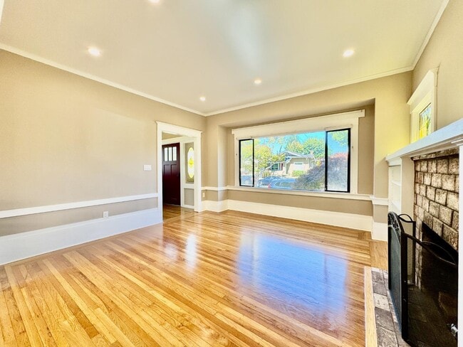 Building Photo - 809 Bayswater Ave