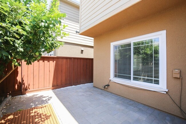 Building Photo - Newer Contemporary Home for Rent - Conveni...