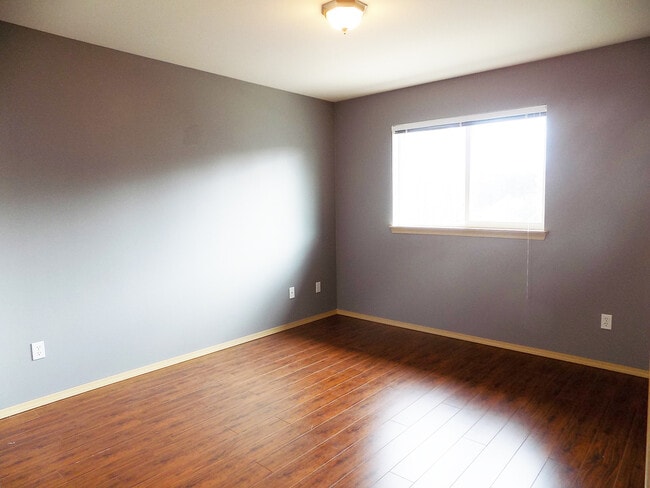 Building Photo - Roomy 2 Bedroom Condo With Washer & Dryer! ***Single Occupancy Only***