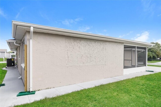 Building Photo - 5720 Chipper Dr