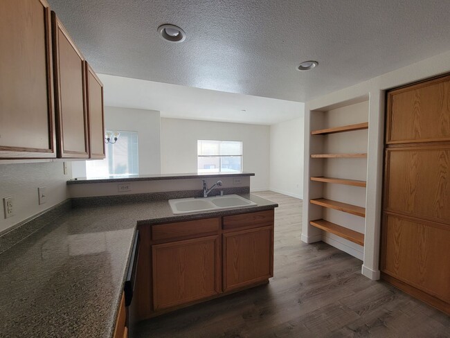 Building Photo - 2 Primary Suites Condo