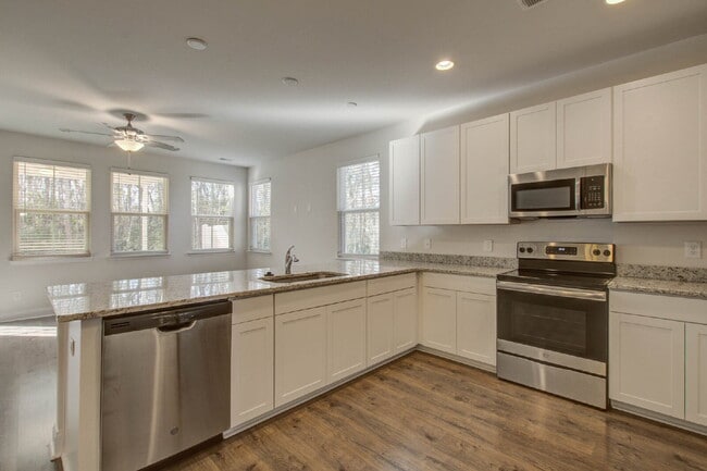 Building Photo - 7821 Montview Rd