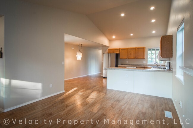Building Photo - Elkhorn Estates home in SW Bend - pet frie...