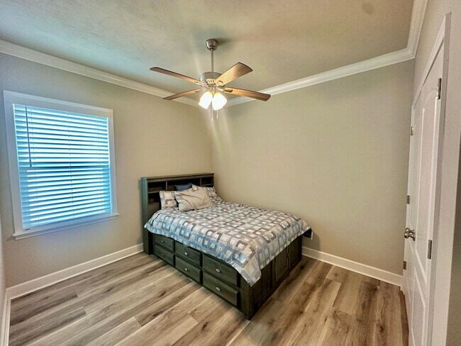 Building Photo - Modern Comfort in Fletcher Oaks – 3BR/2BA ...