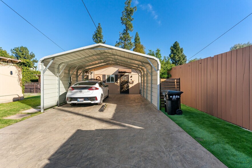 Building Photo - 7227 Fallbrook Ave