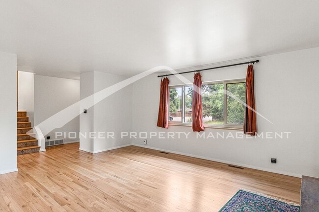 Building Photo - Gorgeous Home with Washer/Dryer and Fenced...