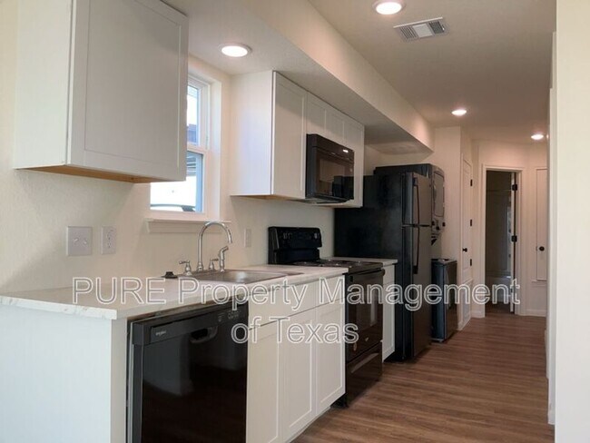 Building Photo - 2002 W 2nd St