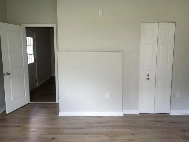 Building Photo - 3 Bedroom 2 Bathroom