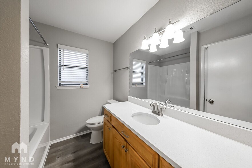 Building Photo - 701 Hillside Dr