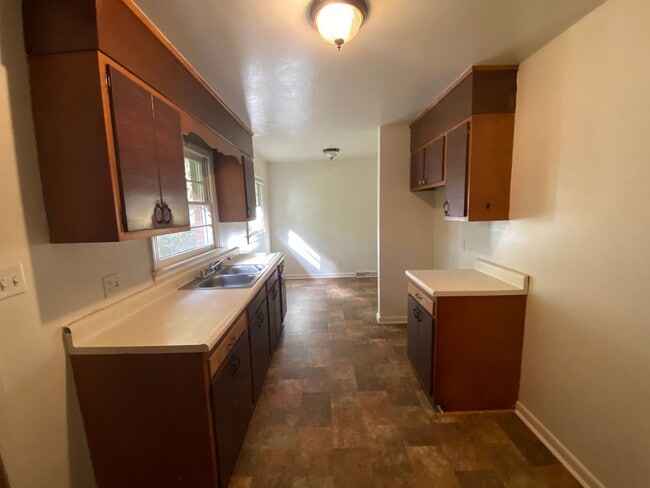 Building Photo - 1640 Lincoln Dr