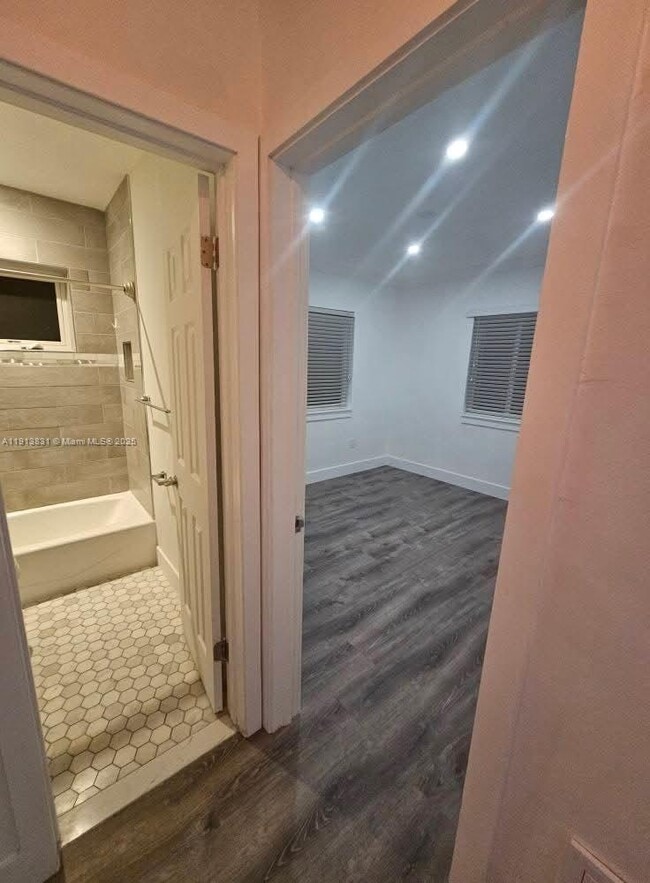 Building Photo - 425 NE 109th St