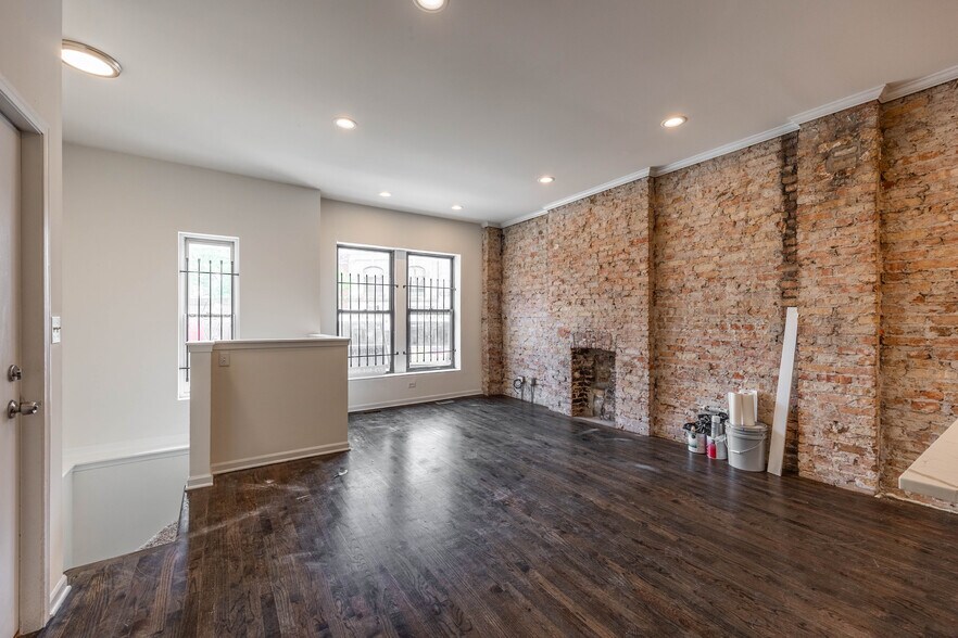 Building Photo - 2833 W Medill Ave