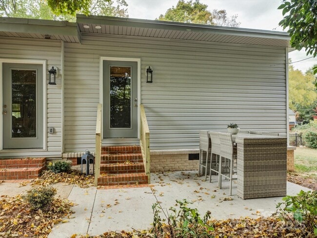 Building Photo - 2016 Wedgedale Dr