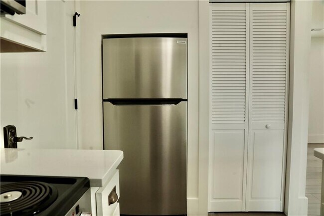 Building Photo - 858 NW B St