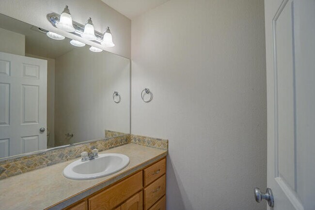 Building Photo - BEAUTIFUL THREE BEDROOM HOME IN VANCOUVER