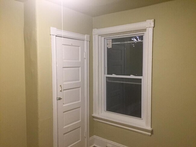 Building Photo - Great starter home for family!