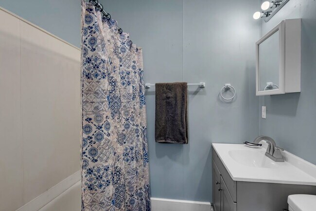 Building Photo - 1100 SF suite/apt in Historic Home, 1 bed/...