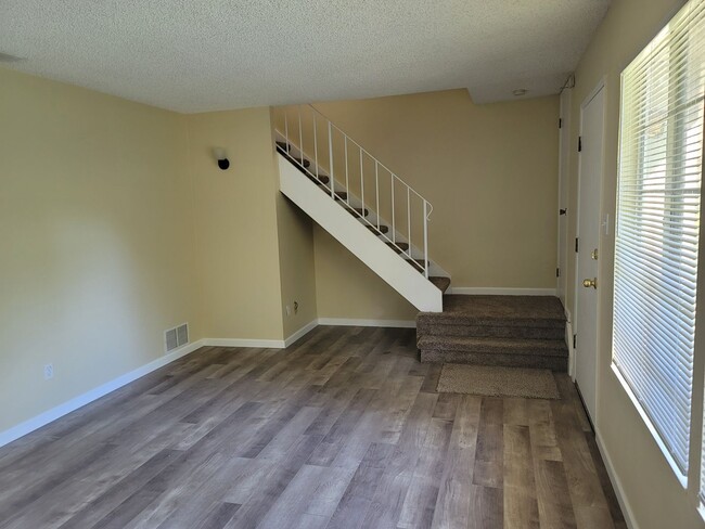 Building Photo - CONDO FOR RENT!