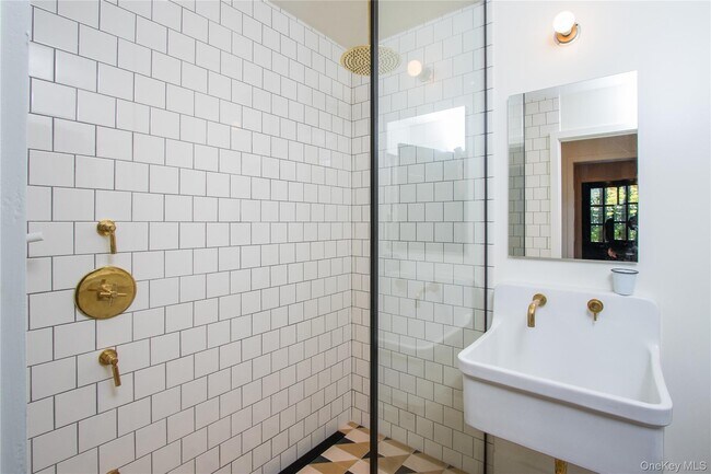 Building Photo - 210 Robinson Ln