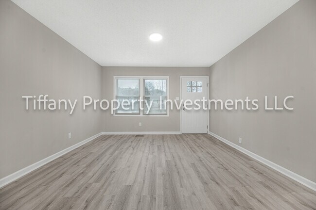 Building Photo - 2331 Woodleaf Dr