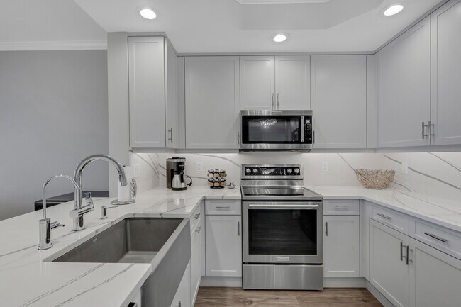 Building Photo - 420 Cove Tower Dr