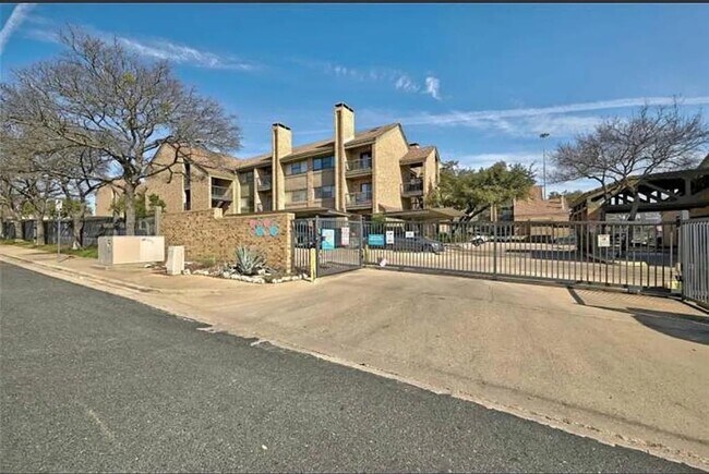 Building Photo - 8888 Tallwood Dr