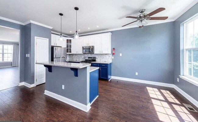 Building Photo - 127 Acorn Dr