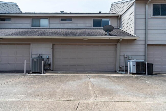 Building Photo - 2833 Panagard Dr