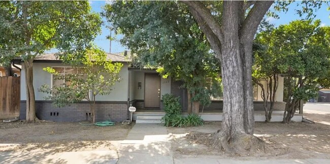 Primary Photo - Beautiful Single Story Home Ready To Be Ca...