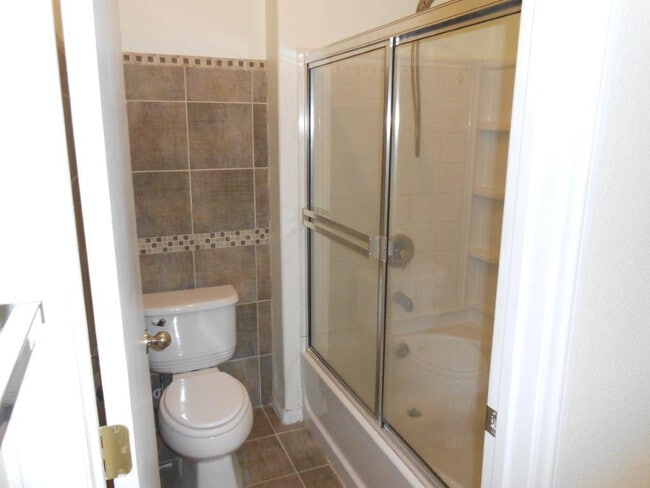 Building Photo - Beautiful Spacious 2 Story Home in Northwest