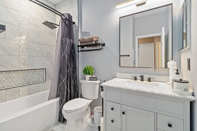 Building Photo - Exquisite & Breathtaking 2 Bedroom 2 Bath Condo Fully Furnished