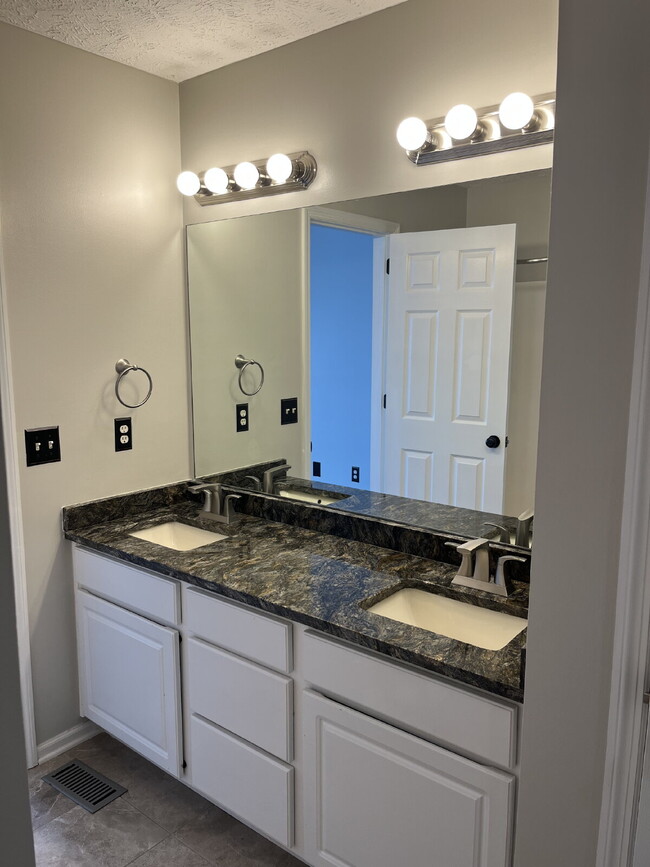 Building Photo - "Charming Franklin Townhouse: 2BR, 2.5BA w...