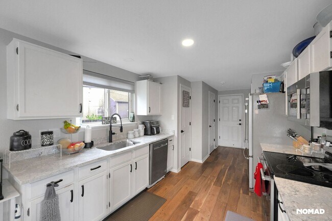 Building Photo - Spacious 4BR House in Aurora