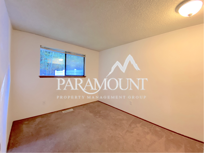 Building Photo - 3 Bedroom 2 Bath Oasis in Port Orchard!