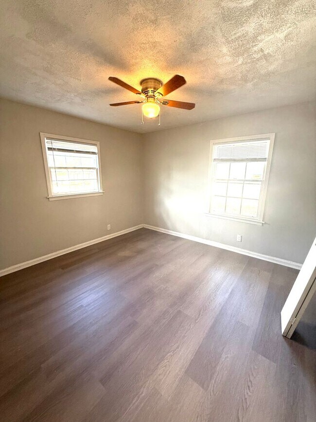 Building Photo - ** 3 bed 1 bath located off Zelda Road ** Call 334-366-9198 to schedule a self showing