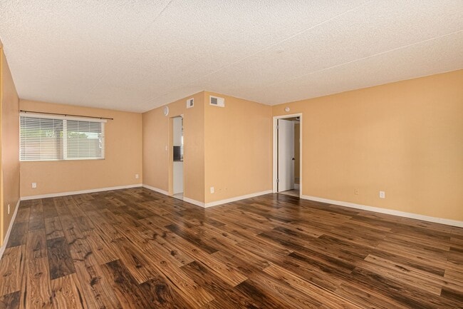 Building Photo - Spacious PHX Condo