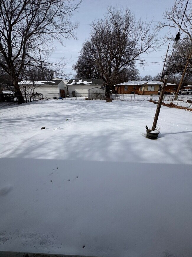 Building Photo - "Charming 2-Bedroom Retreat on South Walnut Street – Cozy Comfort Awaits in Wichita!"