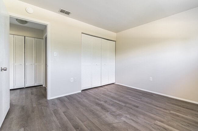 Building Photo - 2 Bed 2 Bath Condo - Close to Beach & Airport