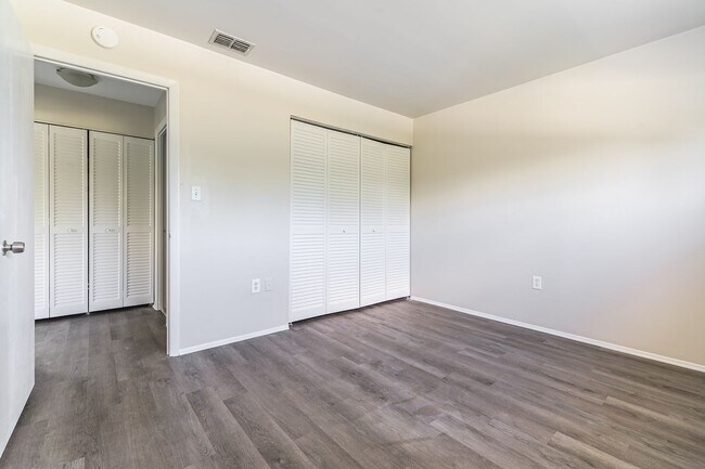 Building Photo - FURNISHED 2 DOUBLE BEDROOM CONDO - CLOSE T...