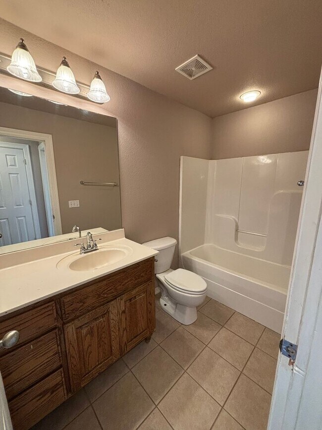 Building Photo - NEW APPLIANCES! Gorgeous Single Family Home Off Of Mount Comfort Road!