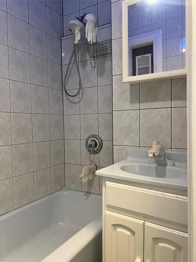 Building Photo - 102 Kingston Ave