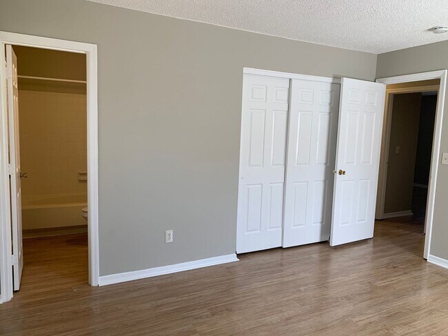 Building Photo - SW Large Brick Home, Updated Kitchen & Bathrooms, Wood Like Flooring, Fenced Yard!