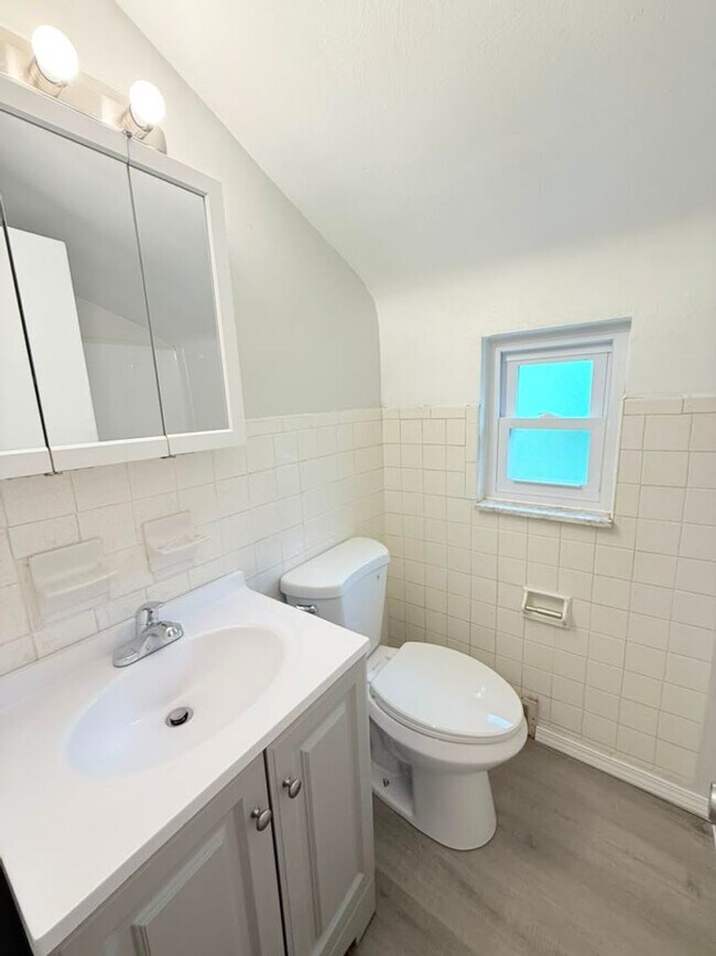 Building Photo - 472-474 Guylyn Dr